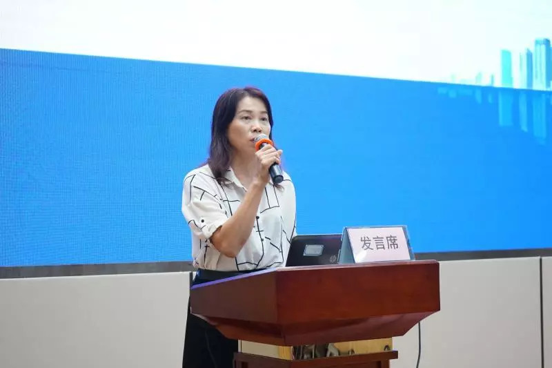 实验小学李芳校长表态发言集团四个成员校的教师代表分别就上一学年