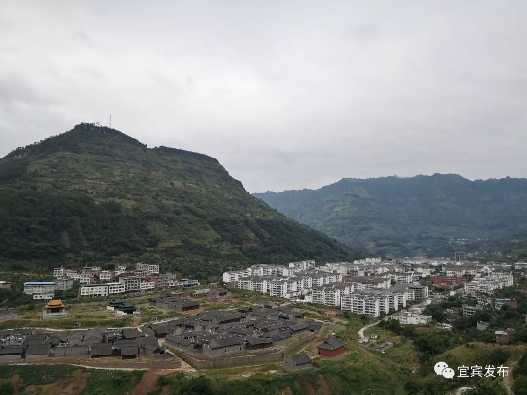 屏山县拥有众多历史文物与山水风景,而库区风光以书楼为最,加之马湖