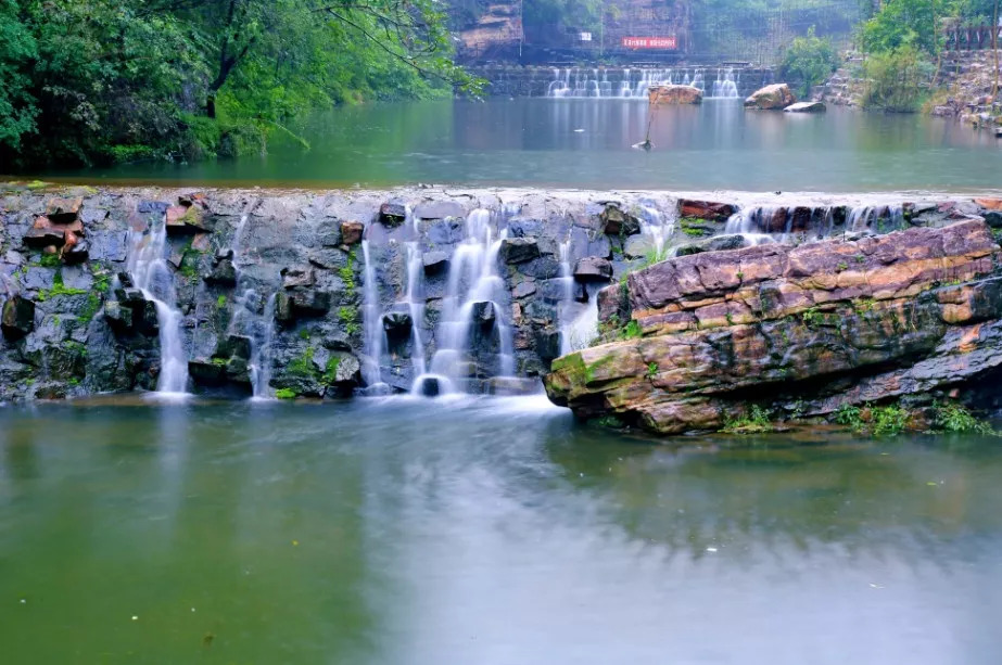 小浪底水库内大量的半岛,孤岛,险峰,使自然景观近有曲折蜿蜒的河湾