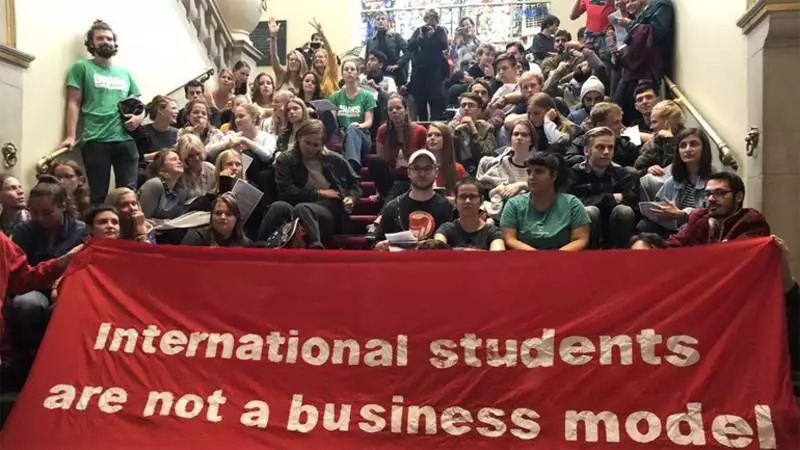 不满没有房子居住,荷兰大学外国留学生静坐示威