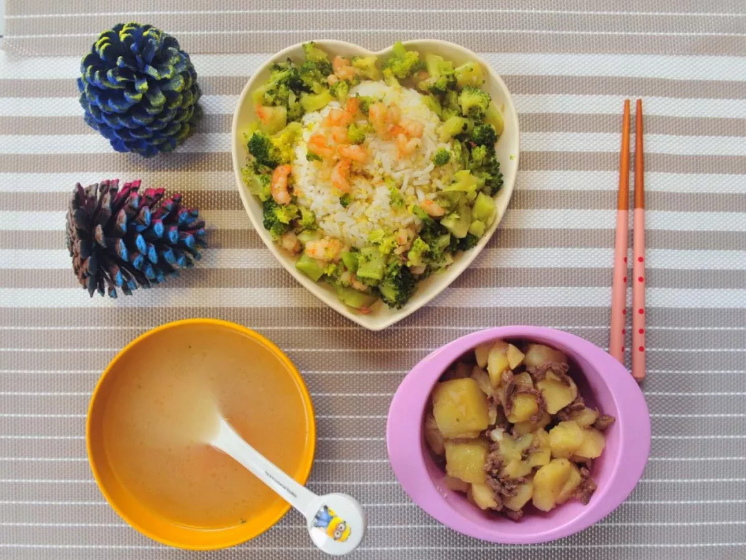 午餐 金银米饭,土豆烧牛肉,西兰花烩虾仁,胡萝卜山斑鱼汤