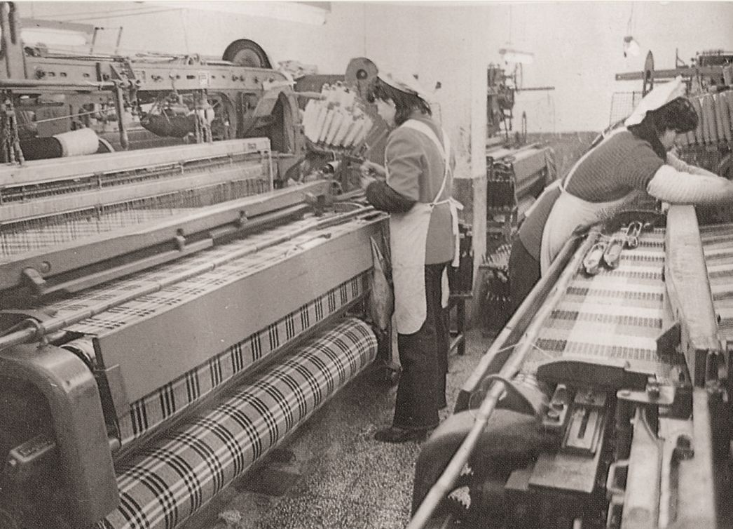 着工厂员工艰苦奋斗,依靠自我积累,十年内先后建成了针织绒厂,毛条厂