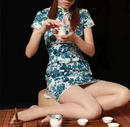 奇葩众目睽睽之下美女竟然用脚泡茶