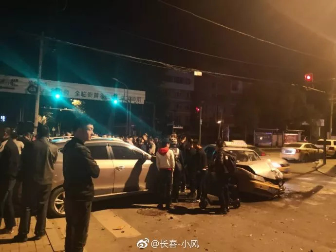 网友爆料:凌晨一点多,在九台路一匡街发生严重车祸!