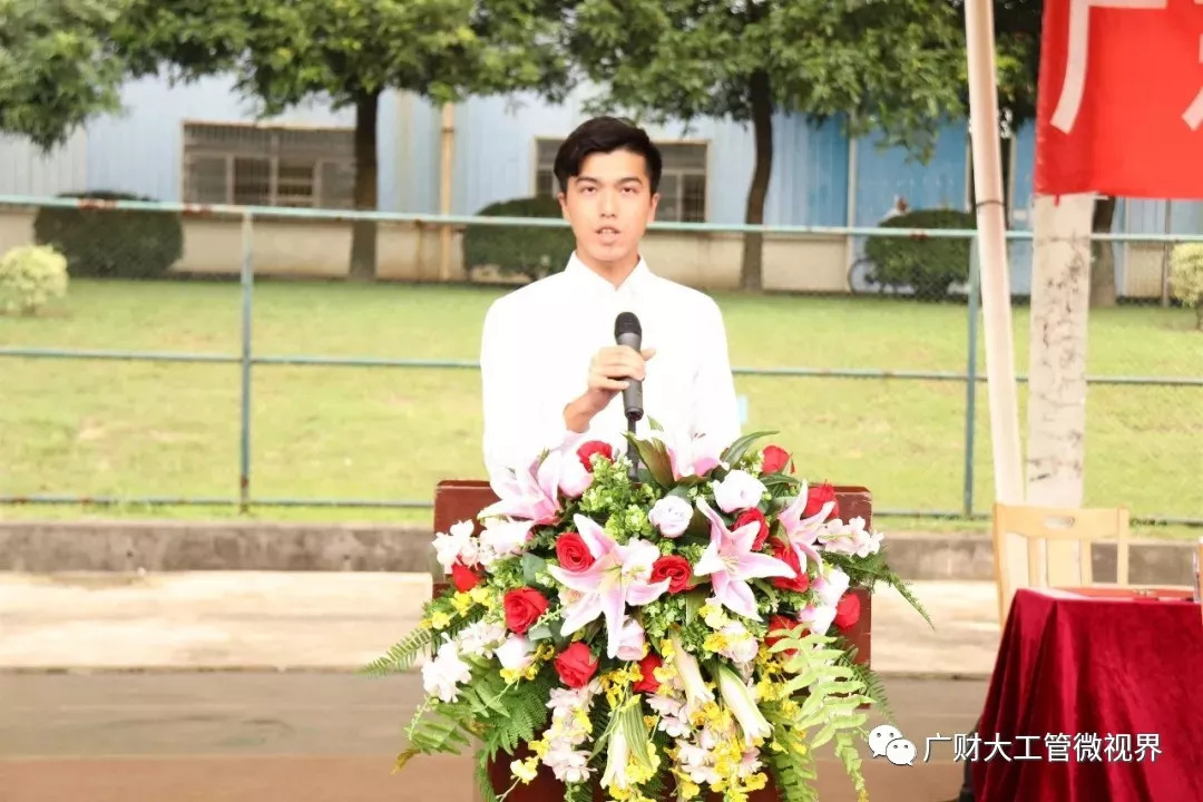 郑永亮同学讲话最后是新生代表麦苗同学发言.