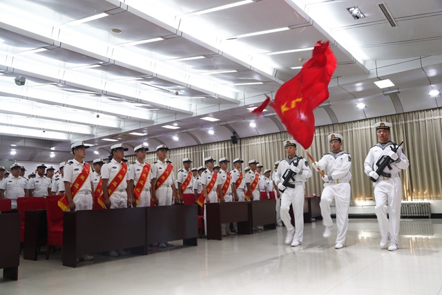 向军旗敬礼!海军航空大学青岛校区31名士兵退役