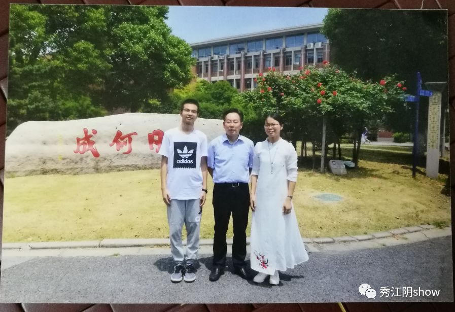 ▼江阴高中郁洪千校长和蔡亚春母子合影今年6月份,趁参加儿子高中毕业