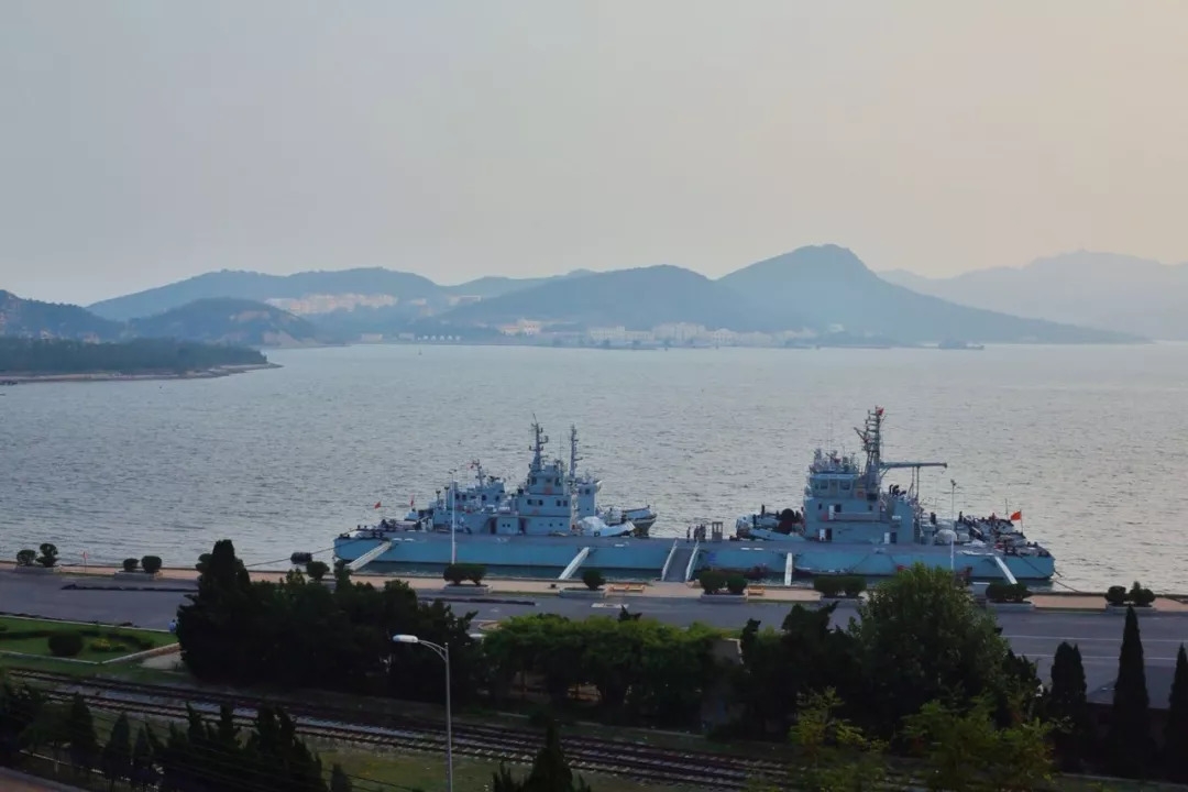 登上三楼露台,旅顺军港的壮阔海景尽览无余.