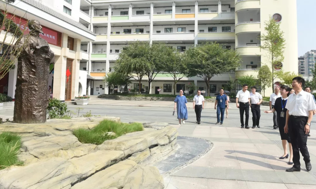 老师您好陶诚华主席为宾虹小学烙上幸福印