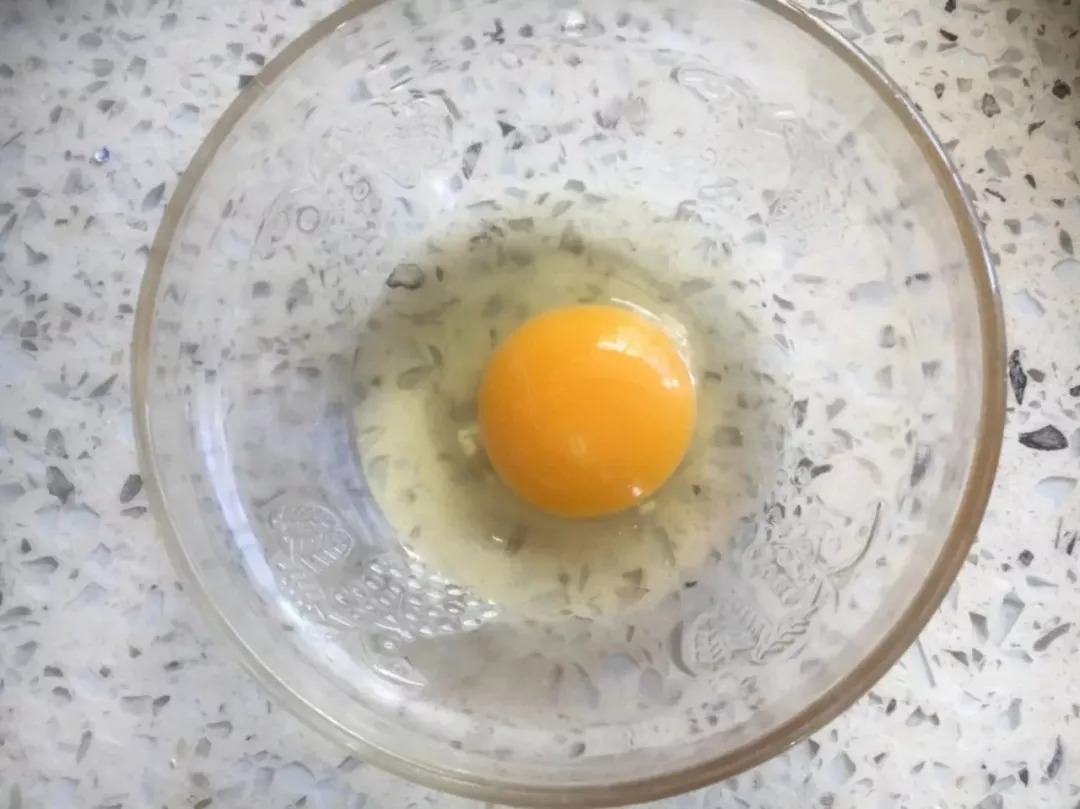 3,鸡蛋打散 非常啰嗦:鸡蛋过敏的宝宝可以只用蛋黄,或者,用"淀粉 水"