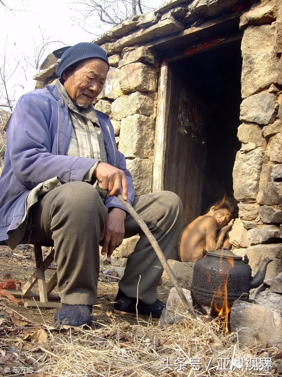 妻子去世44年,山东农村老汉住窝棚,独自守护脑瘫儿,多次想服药