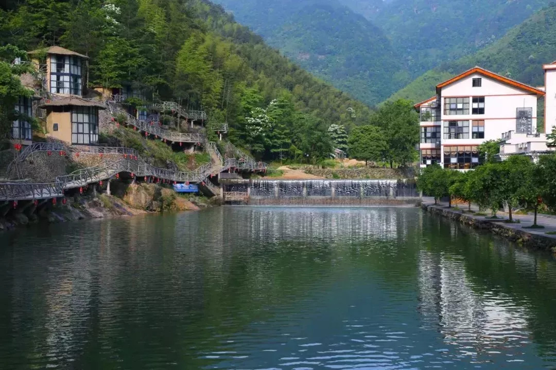 平阳这个村因山出彩,因水得名,美的不止天然泳池和红枫古道