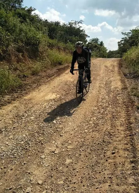 方向行进,在高骊山北麓,特别带大家走了一段泥结碎石路插到仑山湖边