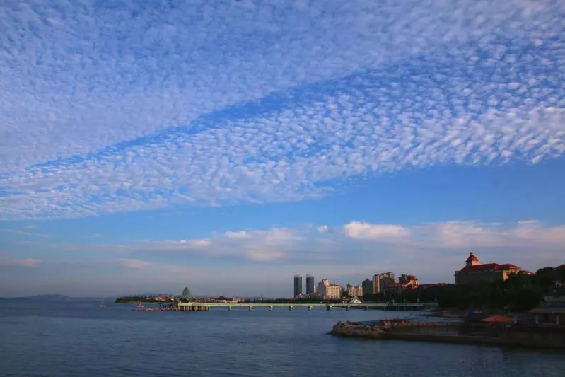 烟台这几天空遭奇云来袭美轮美奂印象中的蓝天白云是这个样子