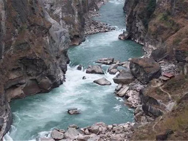 除此之外,那坡县境内还有虎跳峡景区,弄平古炮台,壮民族风情园,白云山