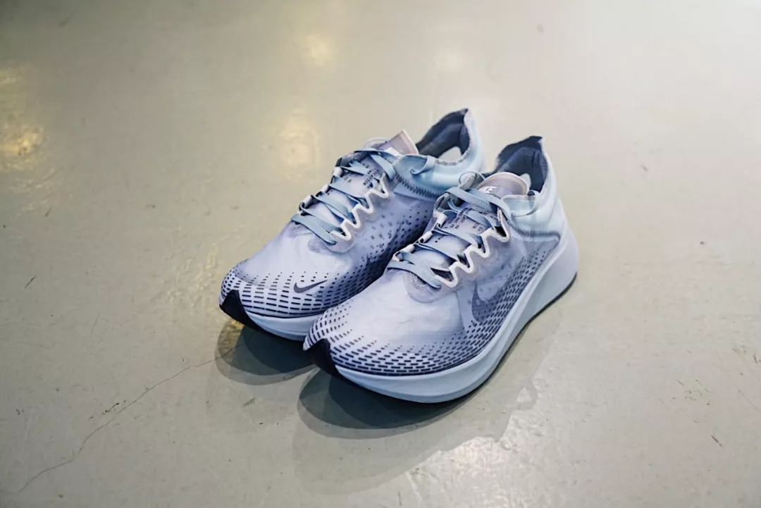 zoom fly sp 保持一致 鞋头则是改为 mini(参数|图片) swoosh nike