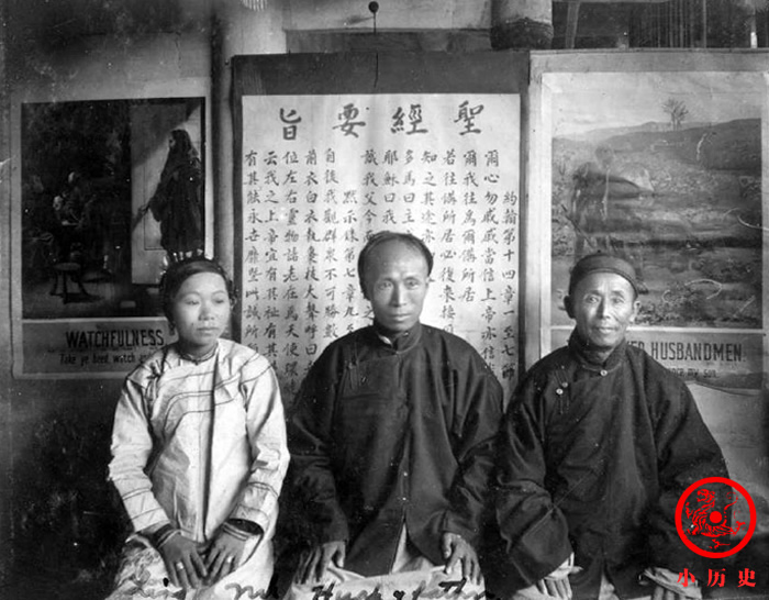 1910年,福州的基督教信徒,他们身后挂着《圣经要旨.