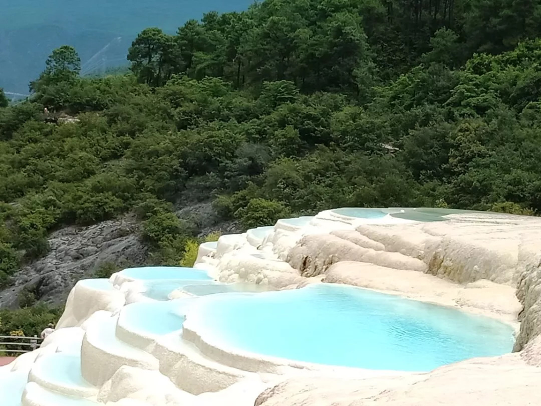 版棉花堡"的秘境 就藏在云南香格里拉县的白地村 白水台海拔2380米 是