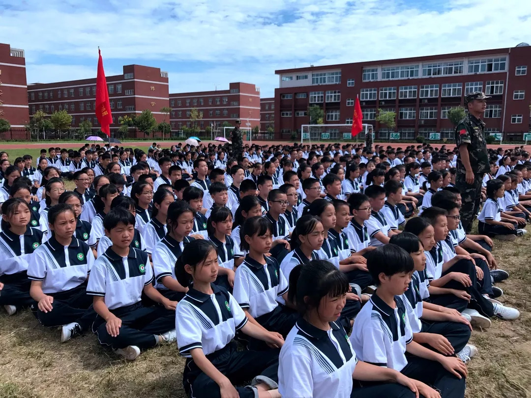 青春飞扬展梦想 英姿飒爽筑辉煌 ——记固始县永和中学七年级新生学军