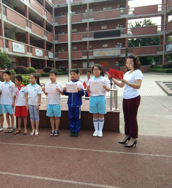 甘为教育事业奉献青春印记衡阳市雁峰区六一小学老师王秀丽先进事迹