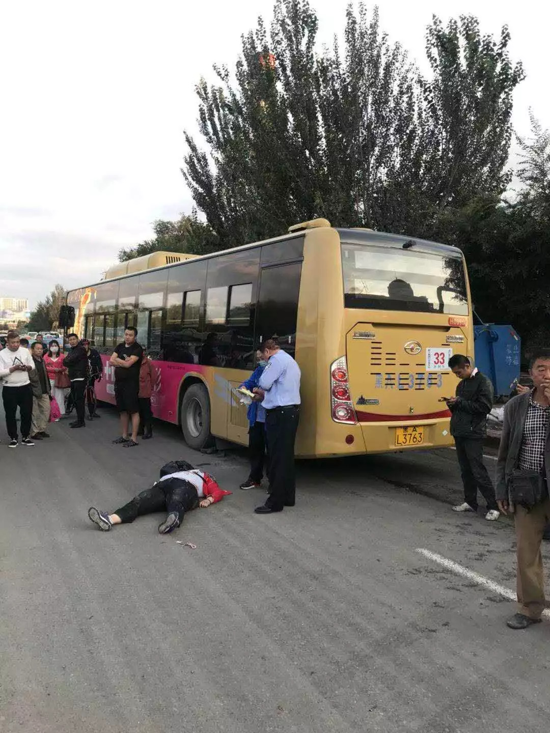 太惨了!丽江路上公交车撞倒戴耳机女子,女子当场身亡