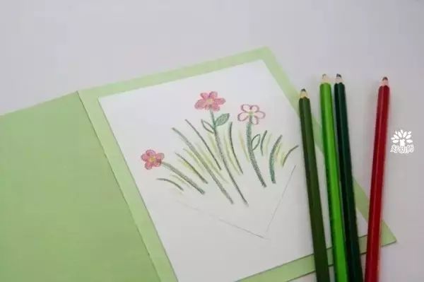 3.用彩色铅笔在白卡纸上画一些自己喜欢的图案.