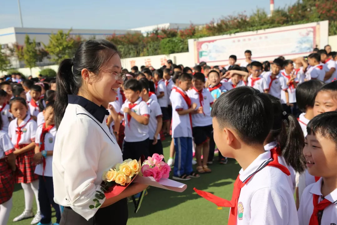 开发区银川路小学:最美的礼物最美的你开发区广州路小学:老师与我们唠