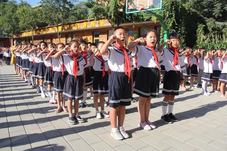 校园新闻爱民小学与文明共处让快乐并行暨2018年秋季开学典礼