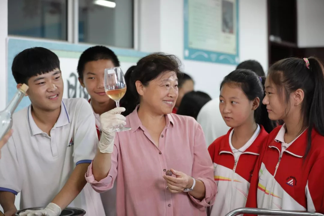 北师大教育管理研二学生鲍天璐担任了原光明小学刘永胜校长的助教,在