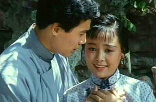 1984年,在电影《雷雨》中饰演四凤