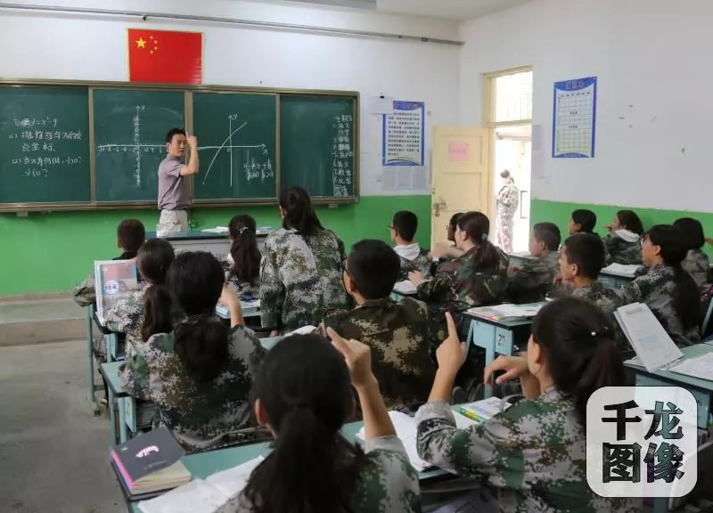 9月3日,北京援疆教师在新疆和田墨玉县北京中学给学生们上课