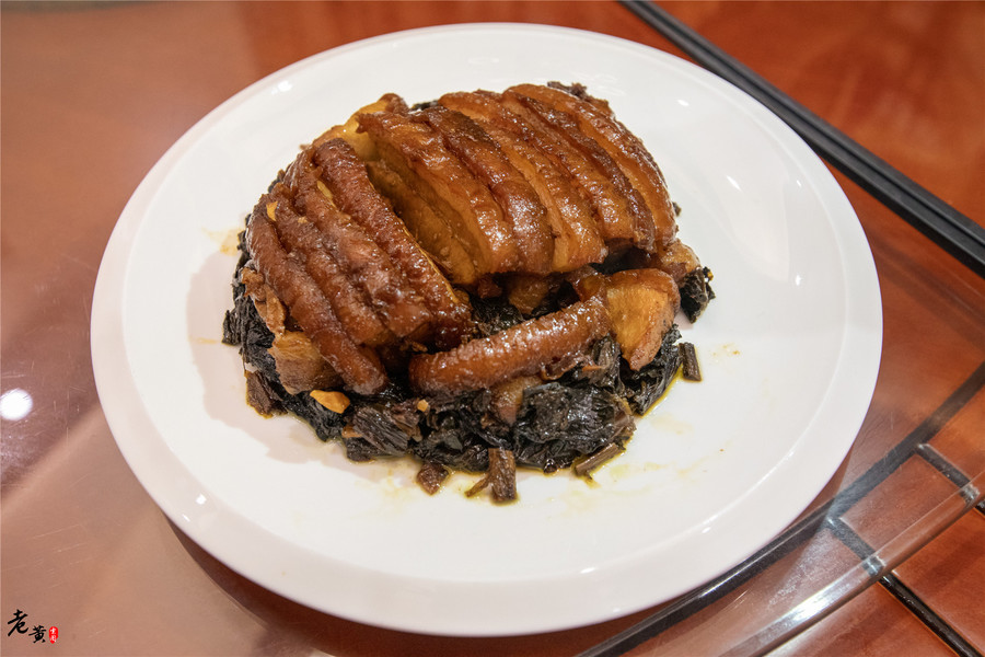 梅菜扣肉是客家菜吗&重庆人在梅州吃客家菜,细说梅菜扣肉和四川烧白有