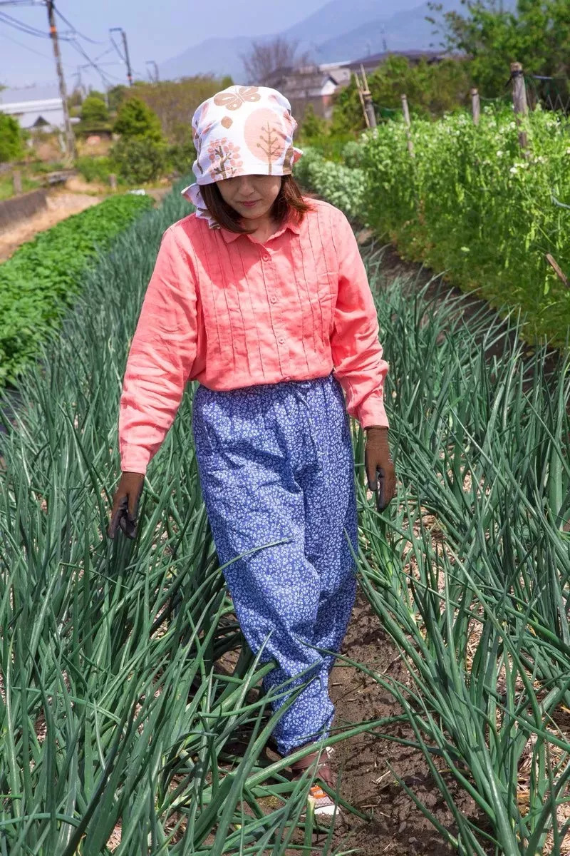 日本出了一本「农妇」穿搭杂志!连种地都这么 fashion?是在下输了!