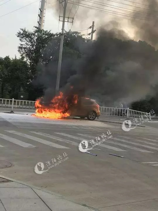 溧阳一汽车着火被烧成空架◇溧阳别桥河灯会现场好热闹◇溧阳奇葩通告