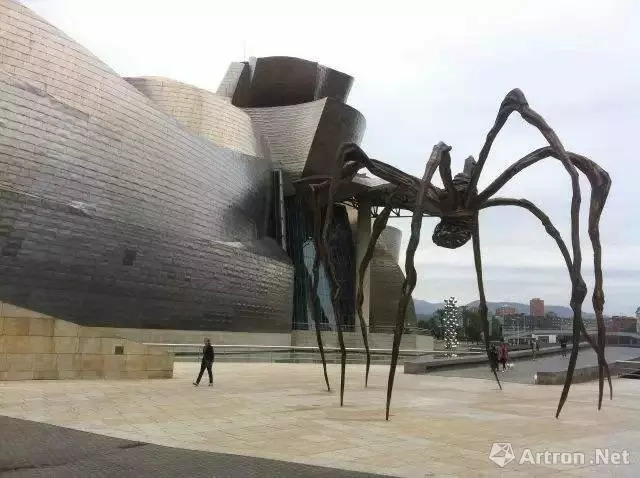 古根海姆美术馆旁的蜘蛛雕塑