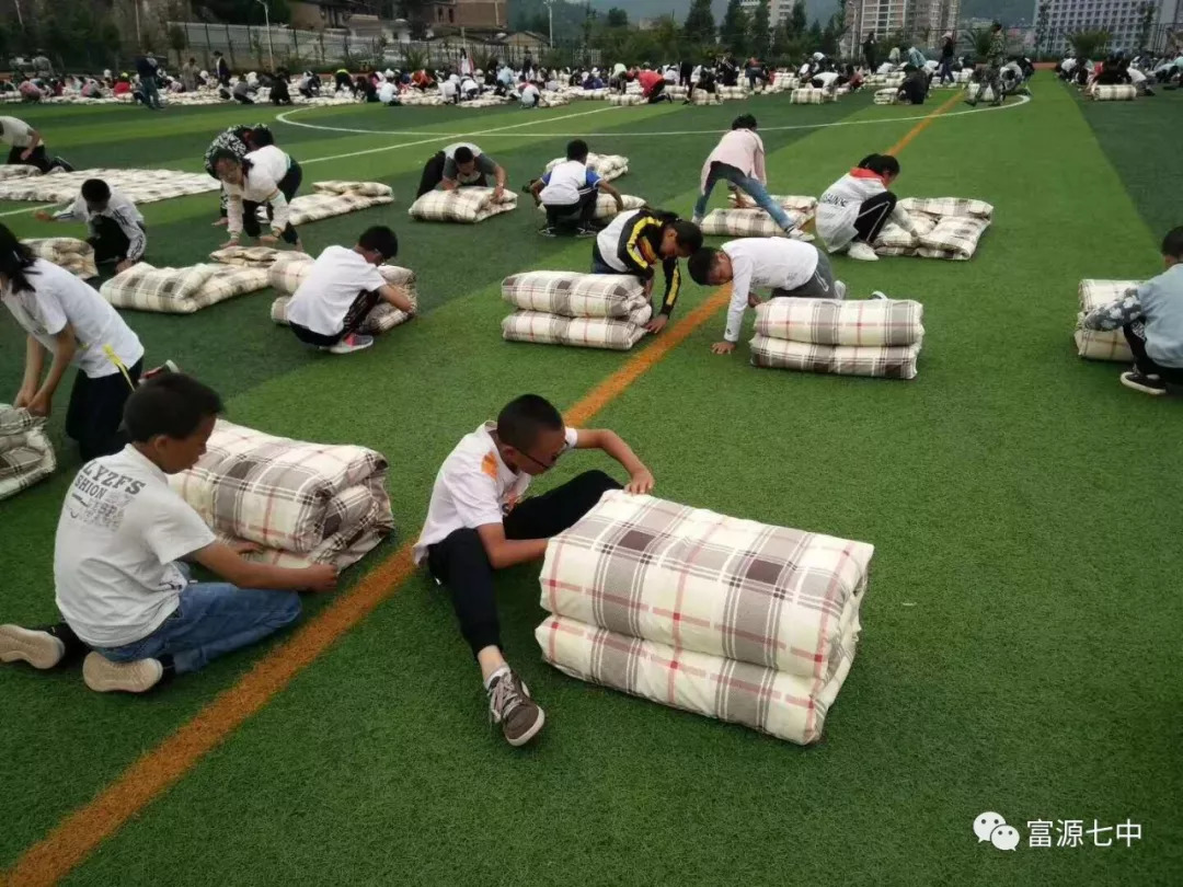 富源七中,1000多名学生,在球场上折叠被子,很整齐!