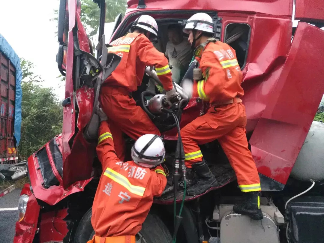 惨烈!今日遂宁沪蓉高速发生货车追尾事故致一人死亡,现场惨不忍睹!