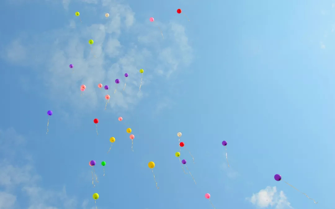 气球,代表着美好的愿望,新的起点,我们师生携手,共同放飞梦想,希望在