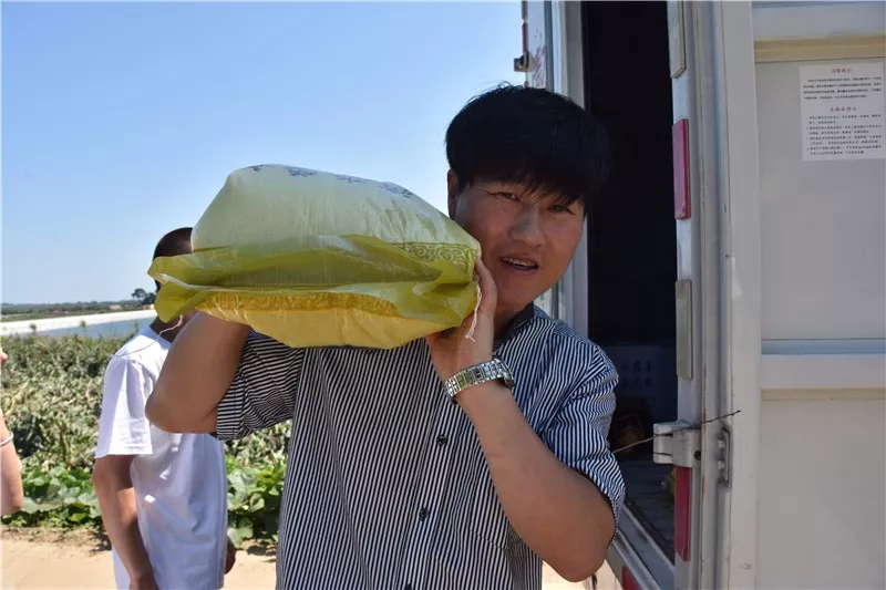 "清水慈善"为庄河市栗子房镇送爱心物资