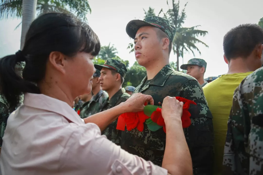 关注丨"送新兵 踏征程"万宁举行2018新兵入伍欢送仪式