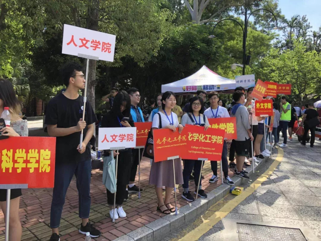 厦大今日迎新,最小的鲜肉15岁!新生男女比例差距三年来最大.速来围观