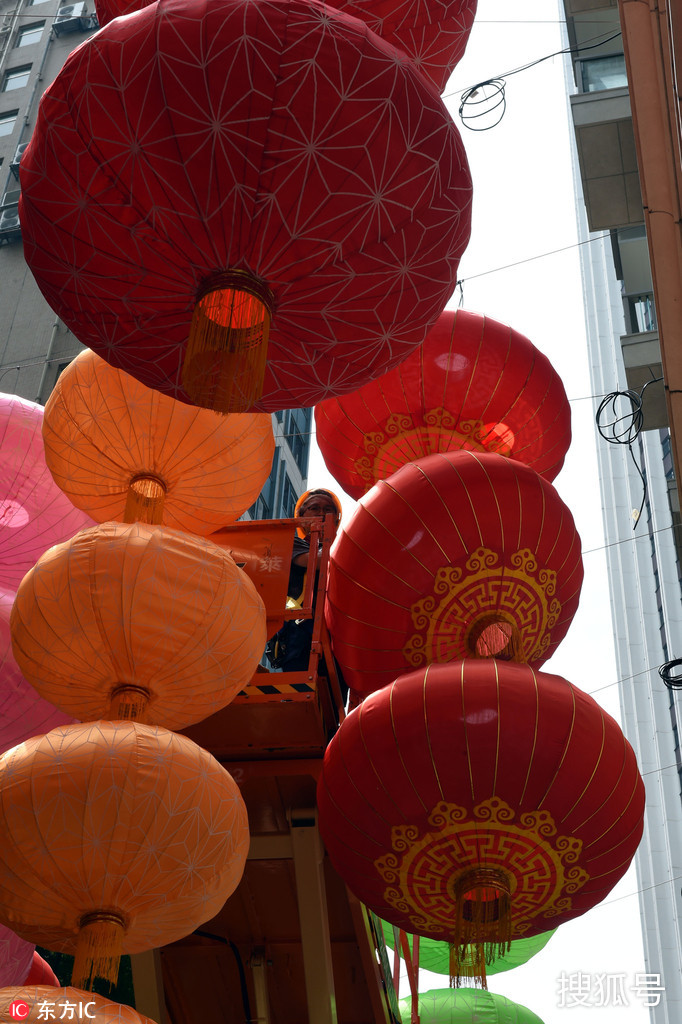 香港工人高挂大红灯笼 中秋佳节氛围日渐浓郁!