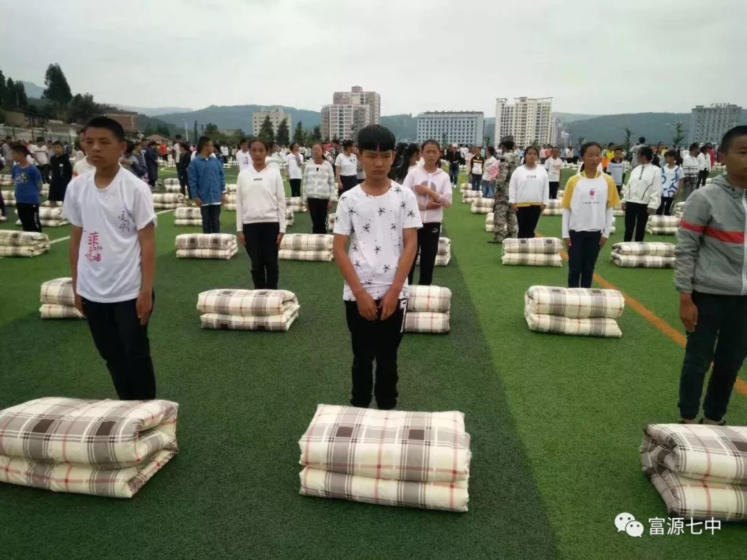 富源七中,1000多名学生,在球场上折叠被子,很整齐!