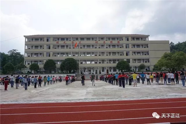 近日,芷江土桥中学新翻修的水冲式卫生厕所和寄宿生浴室正式交付使用