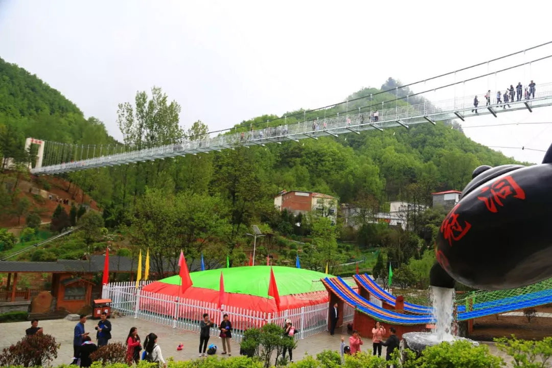 探秘溶洞,高空漂流,飞碟登月,飞龙滑道. 在洛阳栾川鸡冠洞