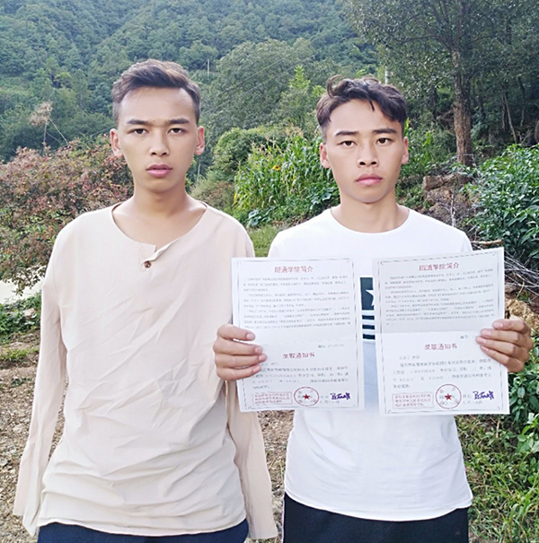 吴建智(图右)和哥哥吴建早,二人已同被昭通学院录取 本文图均为受访者