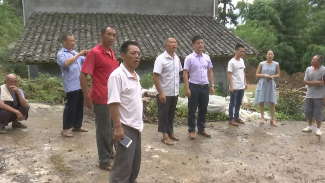 上午十点 田坝村3社的小山坳又热闹起来 驻村第一书记张华和镇村干部