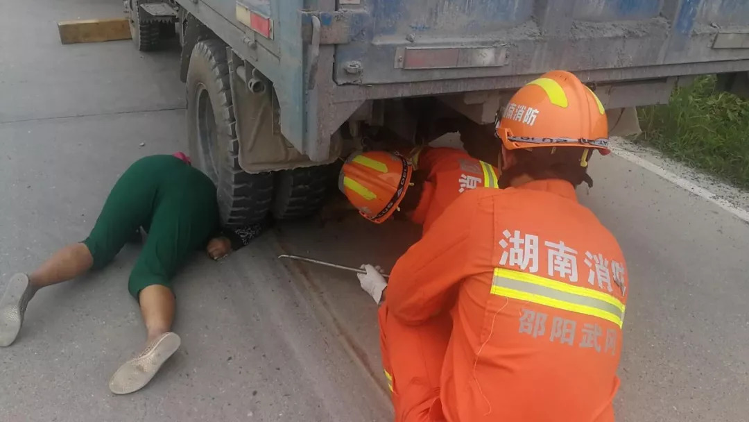 武冈发生一起惨烈车祸!一人被车轮碾压!当场身亡!