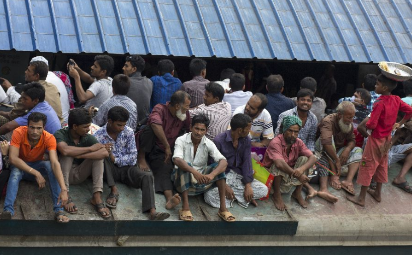 比印度更拥挤的孟加拉国,用生命坐火车,火车顶火车连接处都是人
