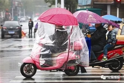 动真格啦!电动车加装雨棚,无锡交警见一个拆